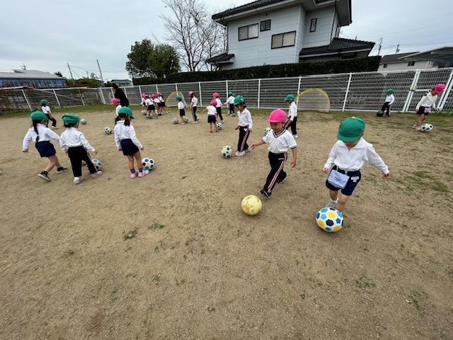 10月14日(火)、サッカー場にてボール遊びを行いました。