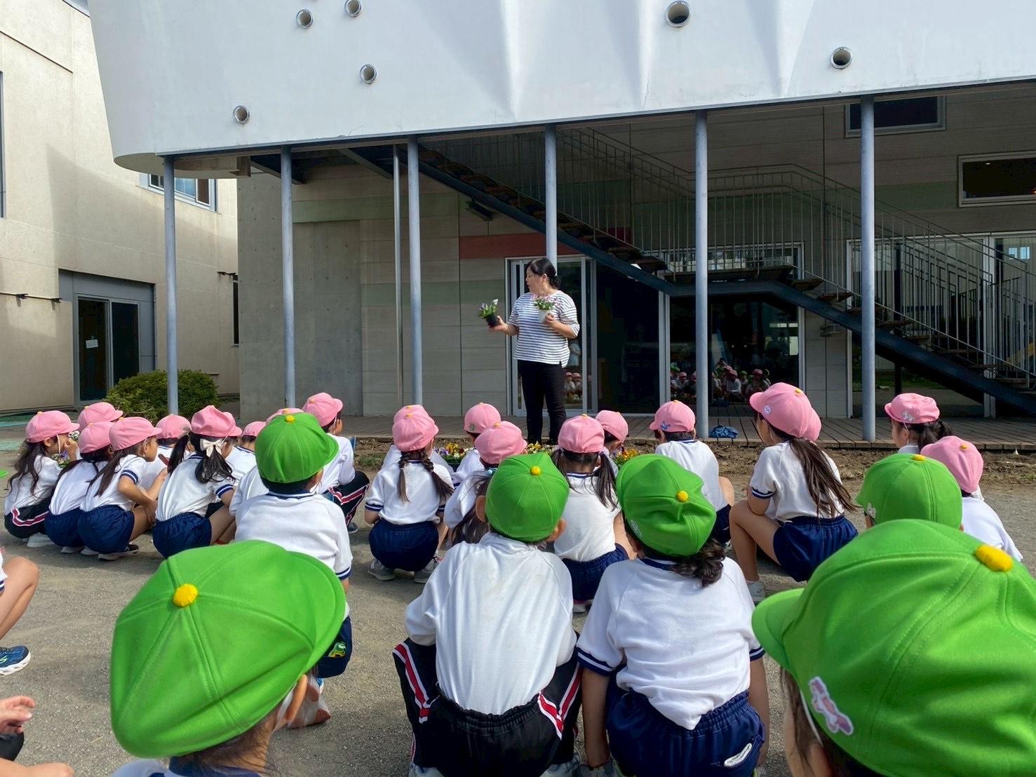 10月20日(月)、年長花植えを行いました。